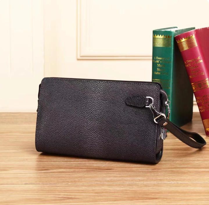 送料無料 軽贅沢真珠魚皮バッグ男真皮 質感大容量パスワードロックバッグ手に財布を持つ