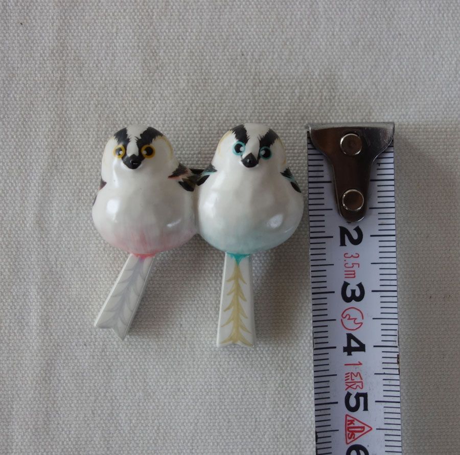 木彫りの野鳥ブローチ エナガ（ペア） 楕円額付き ラブバード 工芸品