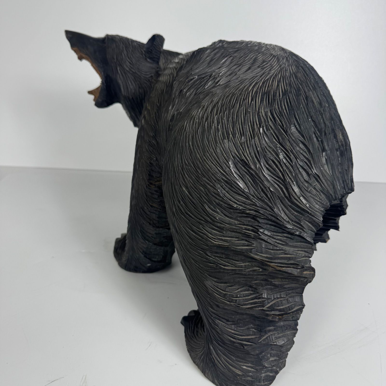 北海道伝統工芸 迫力ある木彫りの熊 作家銘あり 置物 長約48cm