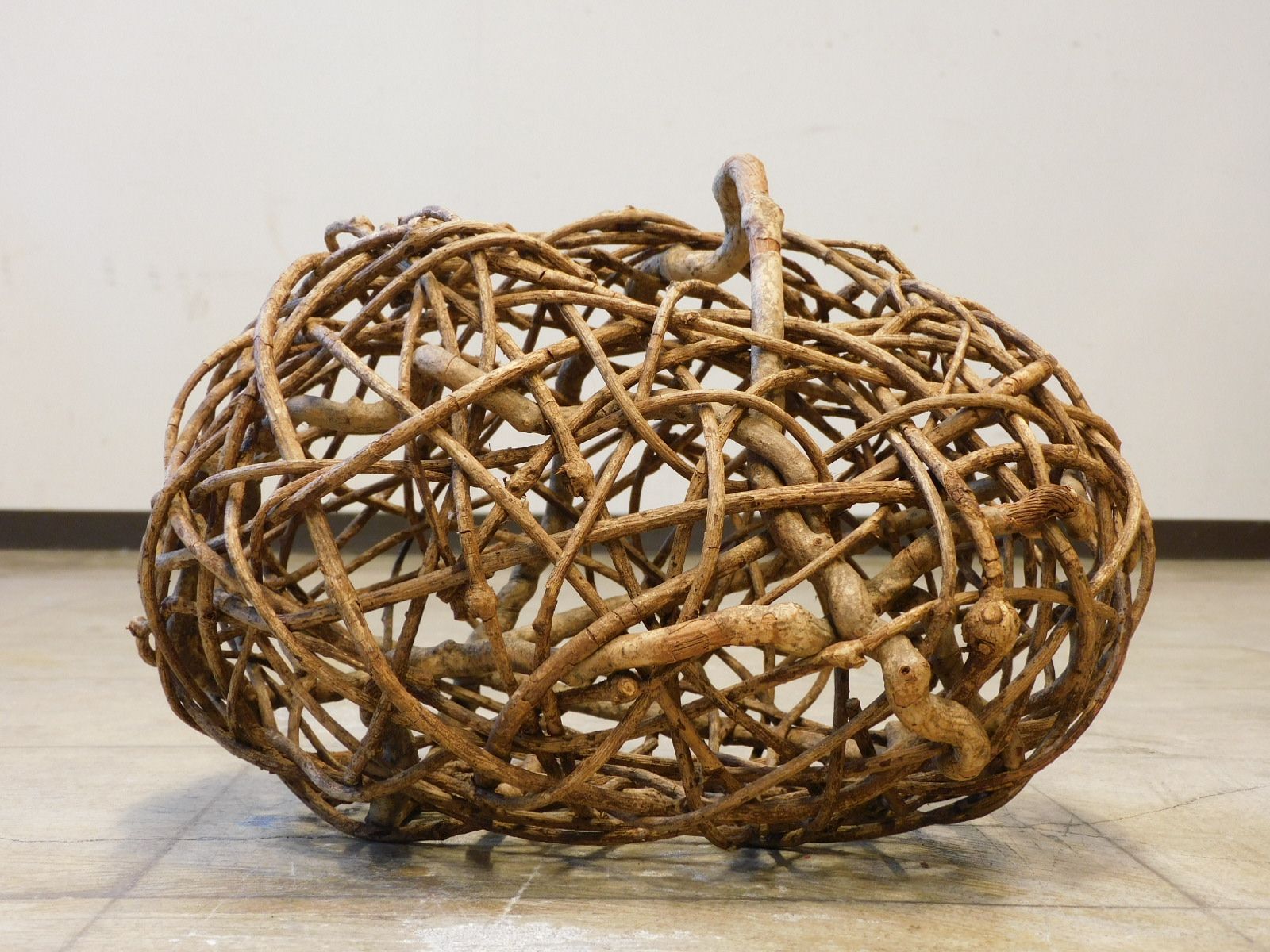 ふるいあけび編みの籠 花籠 HK-a-05630 古道具 古民芸 花籠 見立て花器 花瓶 フラワーベース カゴ 掛け花 掛花 民藝