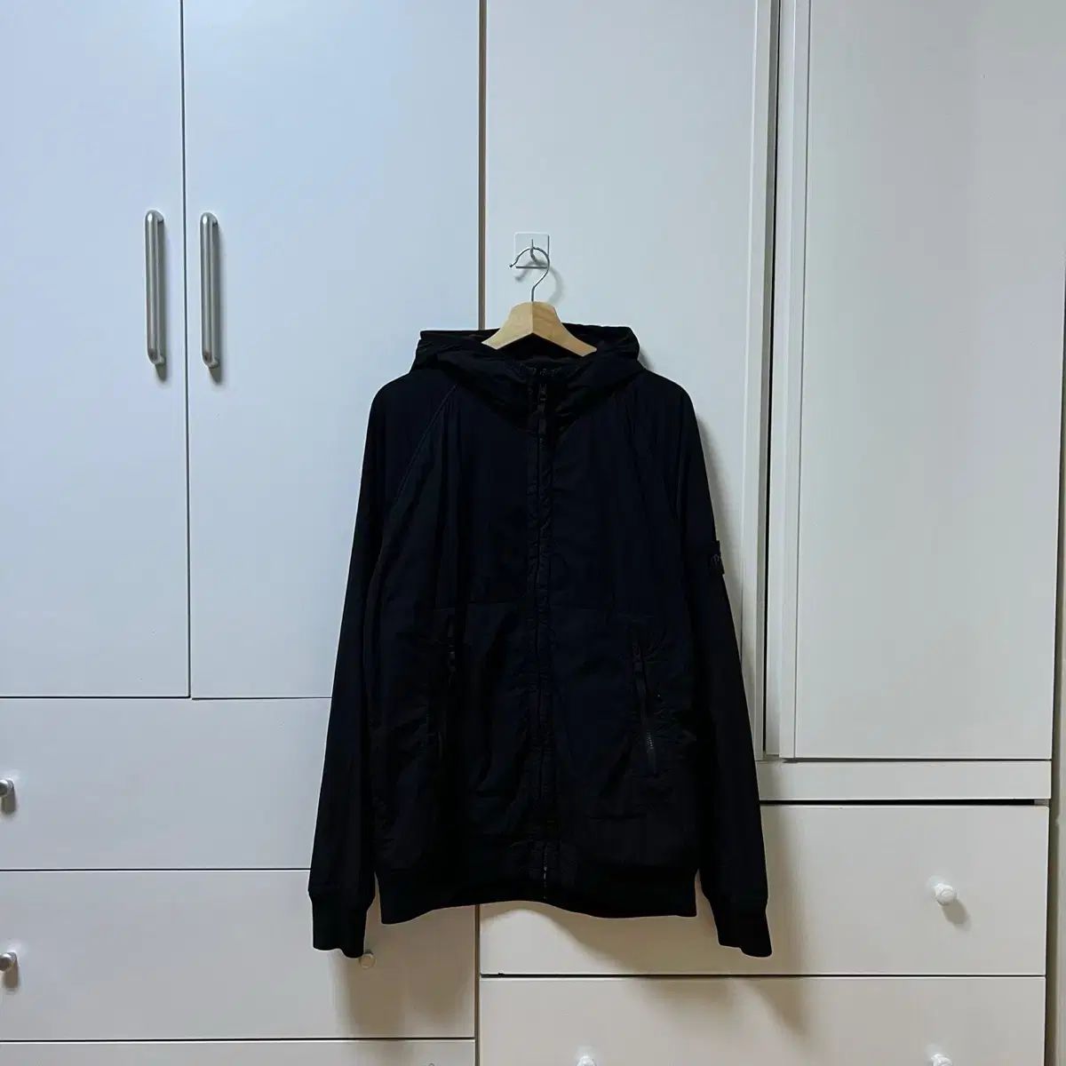 { XL ／ 百貨店販売モデル } STONE ISLAND(ストーンアイランド) コンポート テック ポーラテック フード ウインドブレーカー