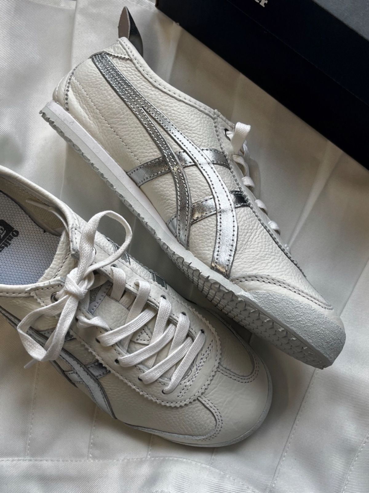 新品で未使用 MEXICO 66男性と女性のためのスニーカーシルバーグレー Onitsuka Tiger オニツカタイガー メキシコ スニーカー MEXICO