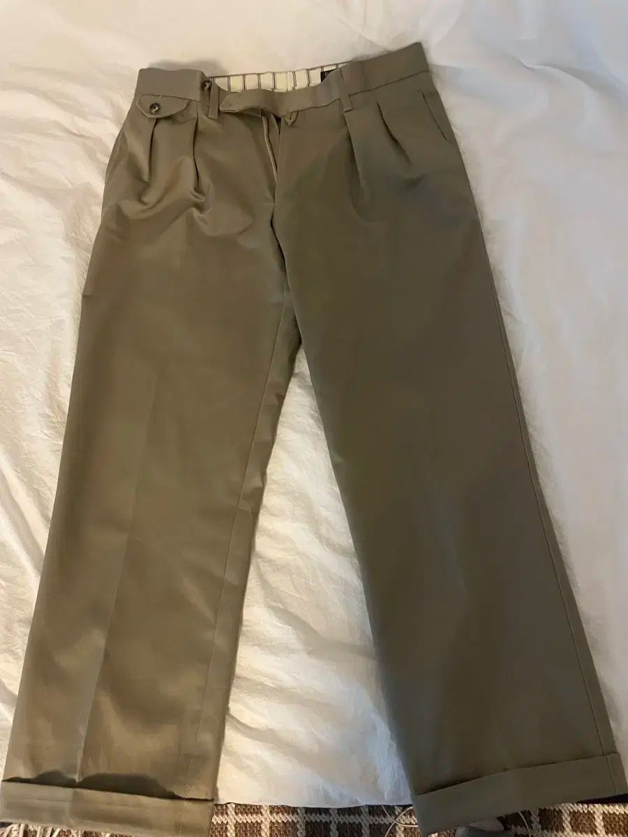 ベージュ
