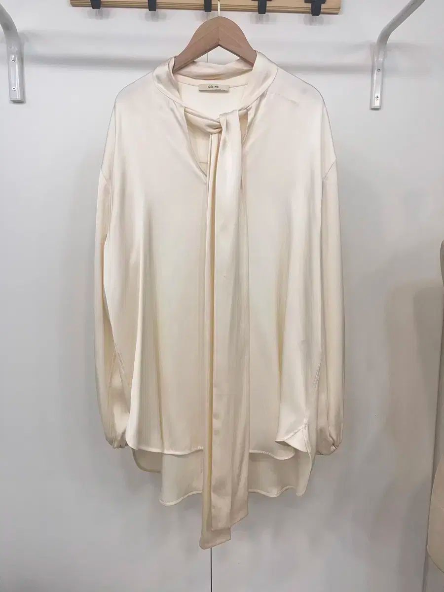 華やぐ上品さ重なる立体花刺繍オーガンジーセミワイドパンツ