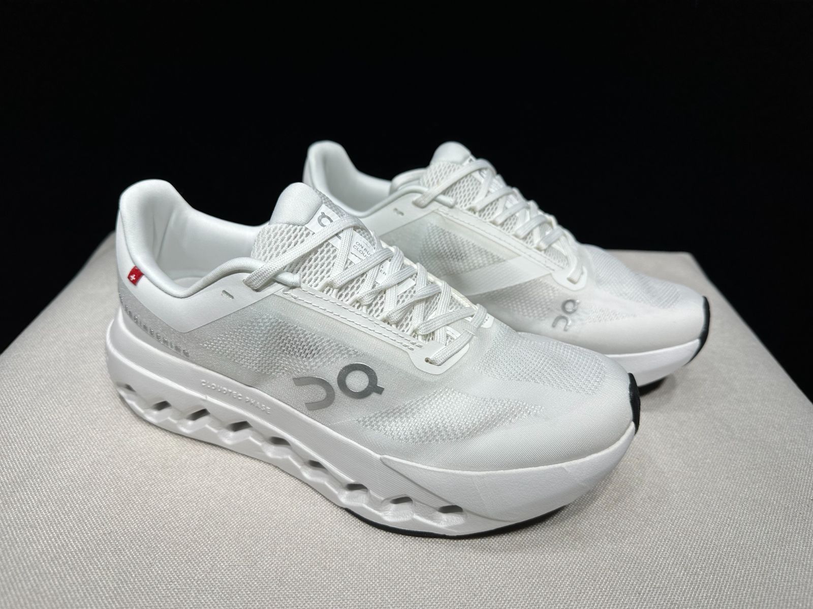 新品箱付き！ On Cloudsurfer White シューズ On Cloudsurfer 1 White | Sand （オン クラウドサーファー