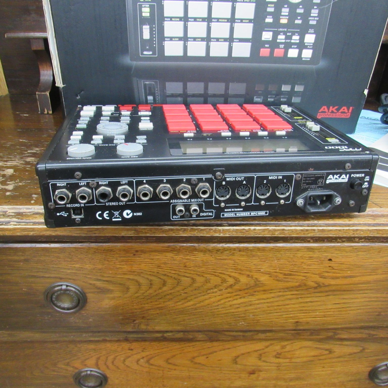 AKAI サンプラー MPC1000 MUSIC PRODUCTION CENTER 通電確認済み