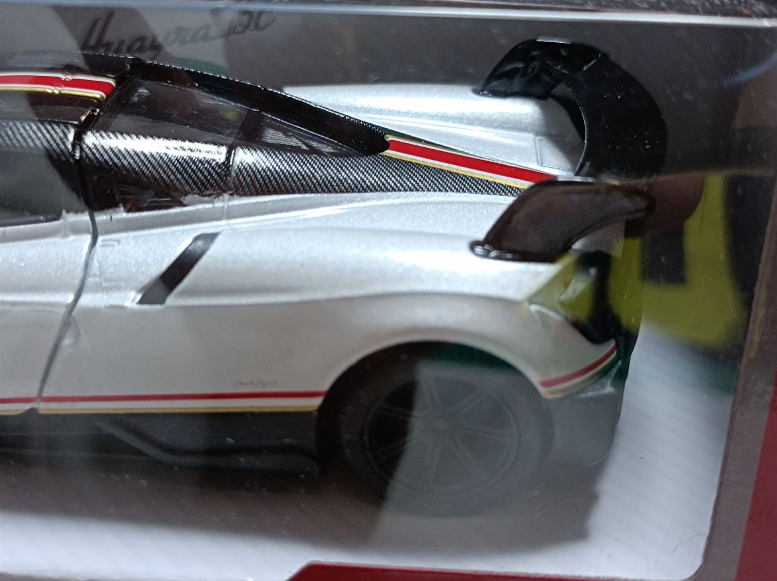 KINSMART】 パガーニ ウアイラ BC モデルカー 1/38 ホワイト