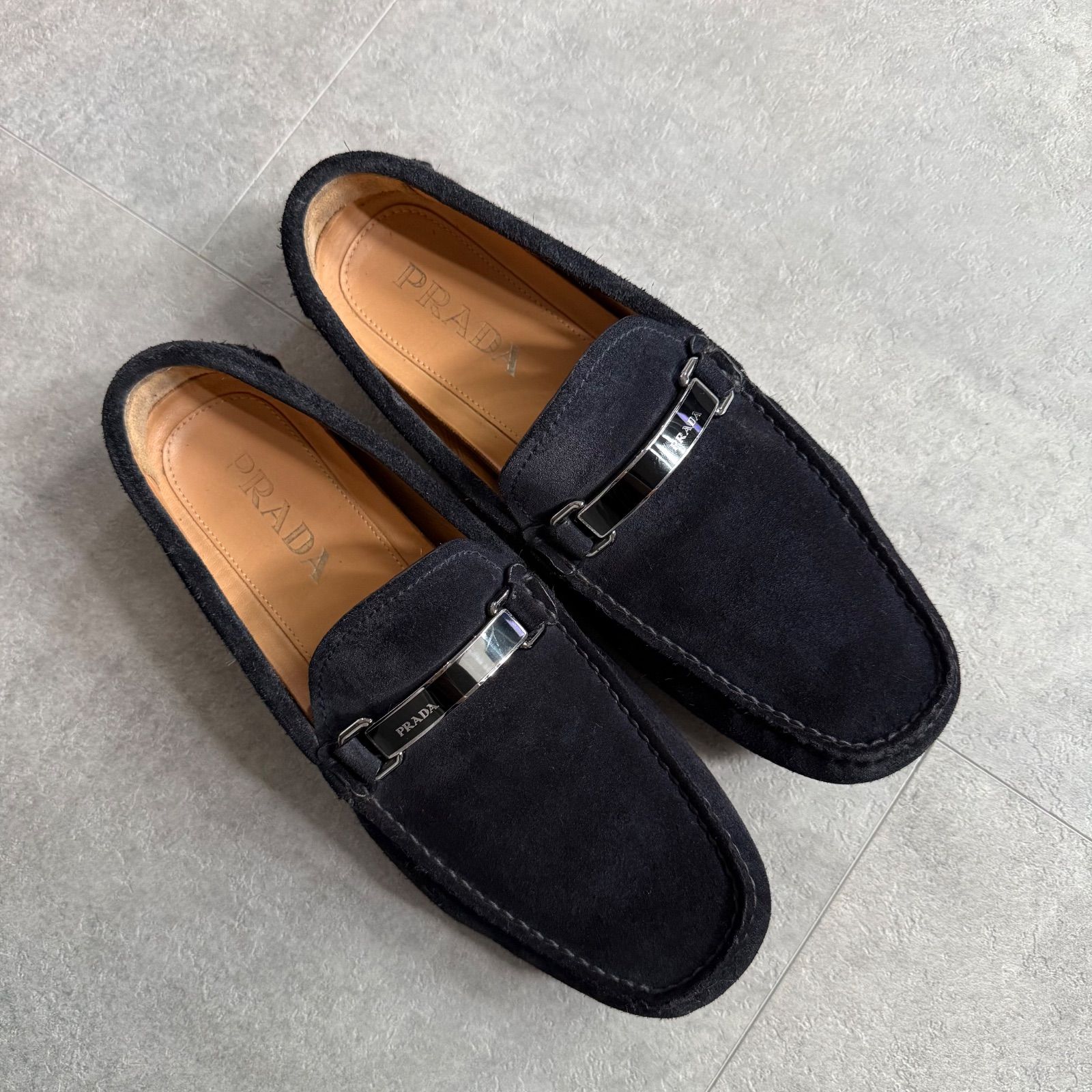PRADA プラダ ドライビングシューズ ローファー ロゴプレート ブラック シルバー金具 スエード スリッポン 6 1|2 26.6cm メンズ靴