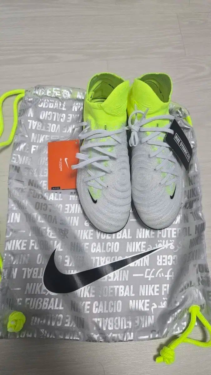 ナイキ FANTOM ルナ 2 エリート FG 235mm サッカーシューズ