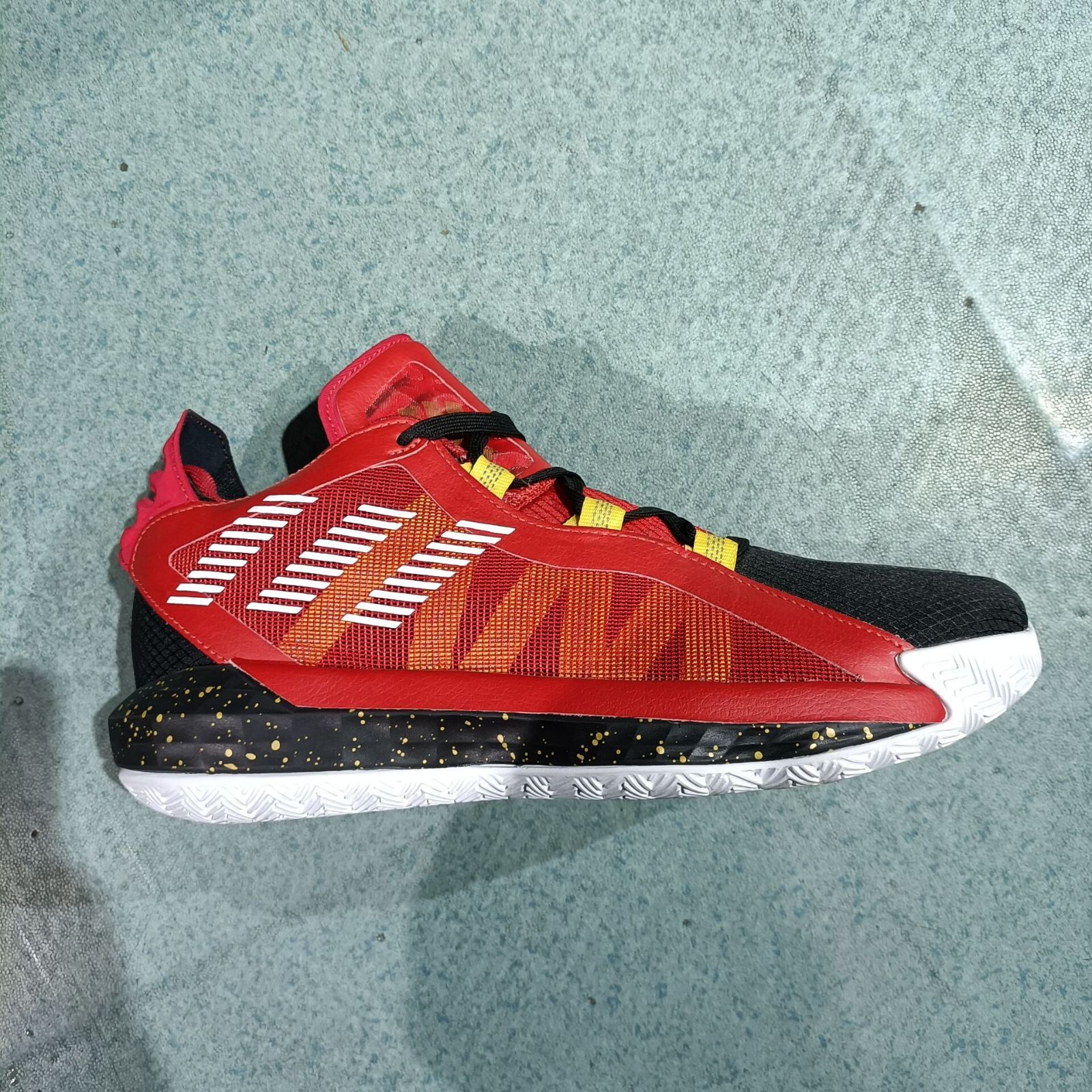 adidas D lillard 6 GCAバスケットボールシューズ滑りに強い低幇男性款赤黒黄 EH1994 - メルカリ