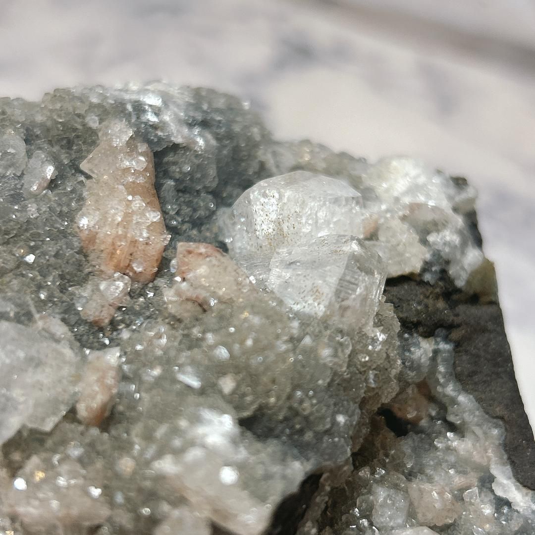 E16318 スティルバイト 玄武岩上のカルセドニー 魚眼石 インド アポフィライト Apophyllite Stibnite NEXPOTALLINN_EU