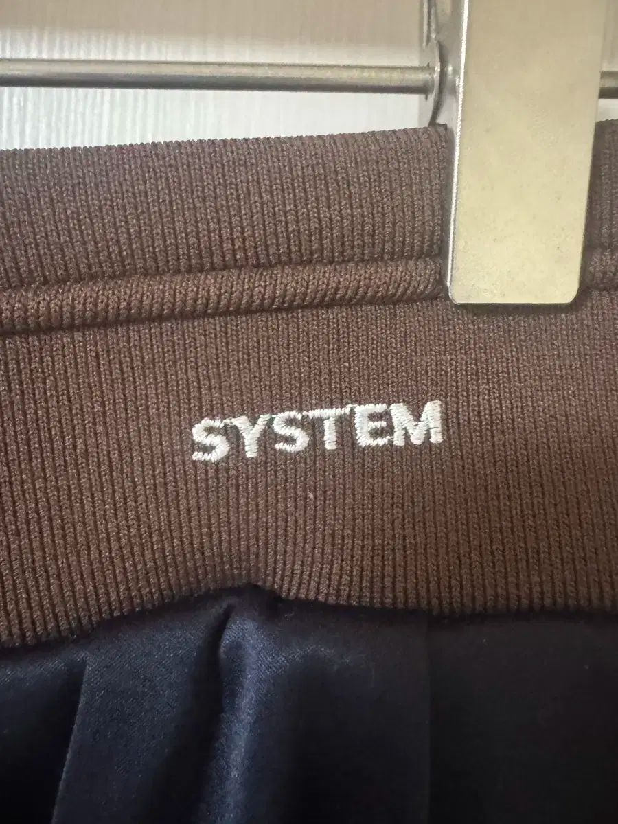 The HANDSOME SYSTEM システム ロゴ プリーツ ヘム 曲げ ショートパンツ