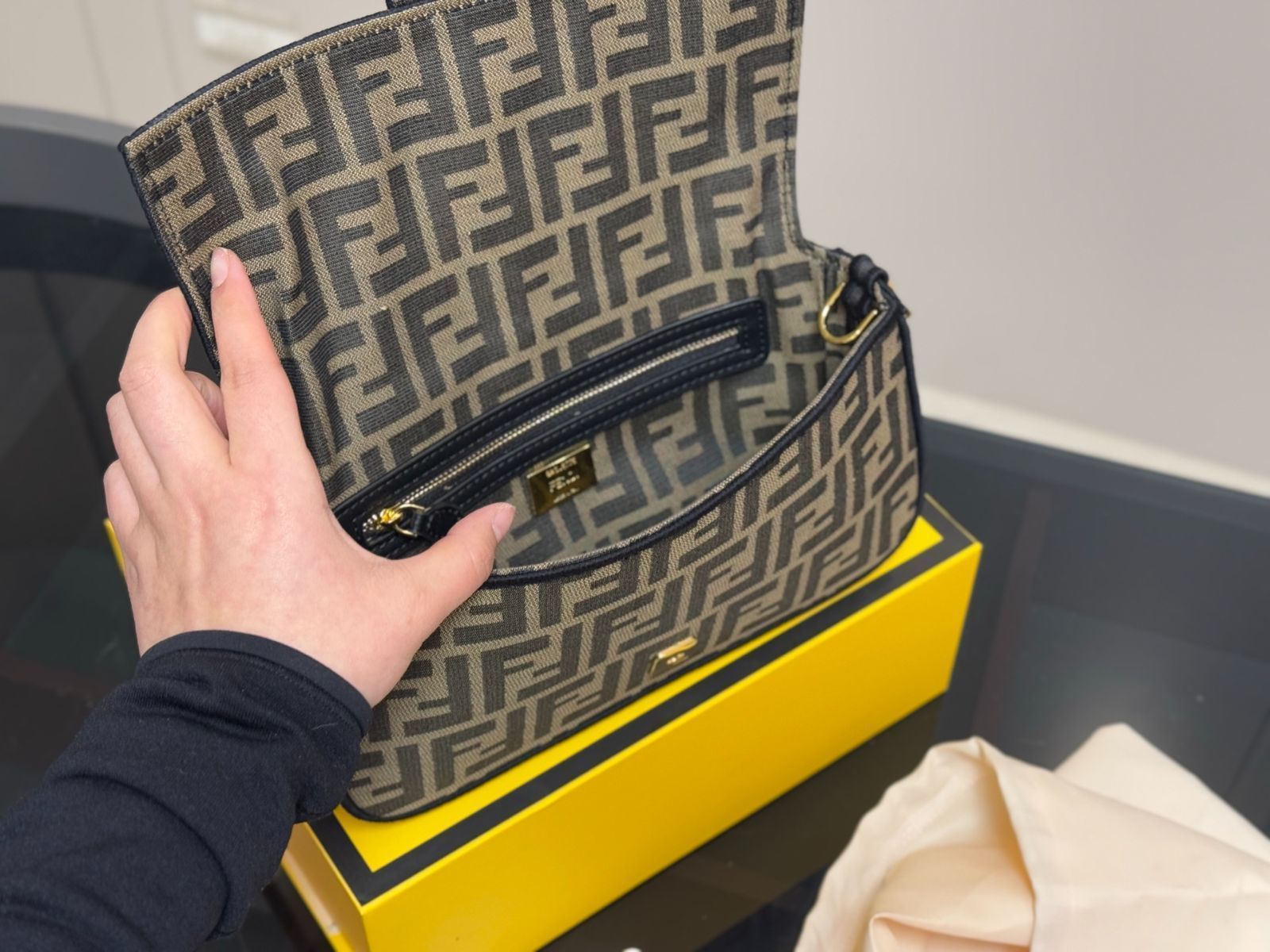 美品⭐︎FENDI／バゲットバッグ 今日特価】Fendi バゲットバッグ 送料無料 今の在庫はお得な価格