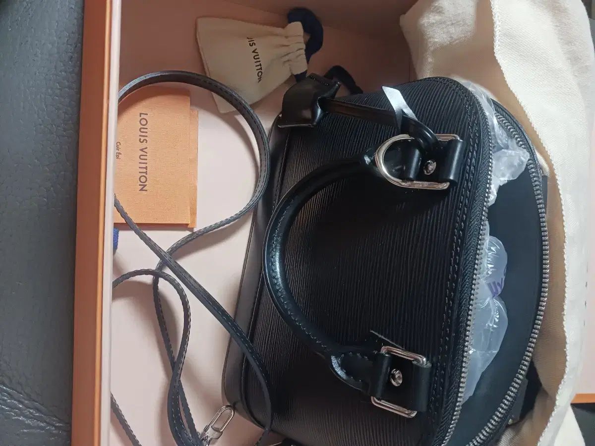 Louis Vuitton ルイヴィトン アルマ bb エピ ブラック