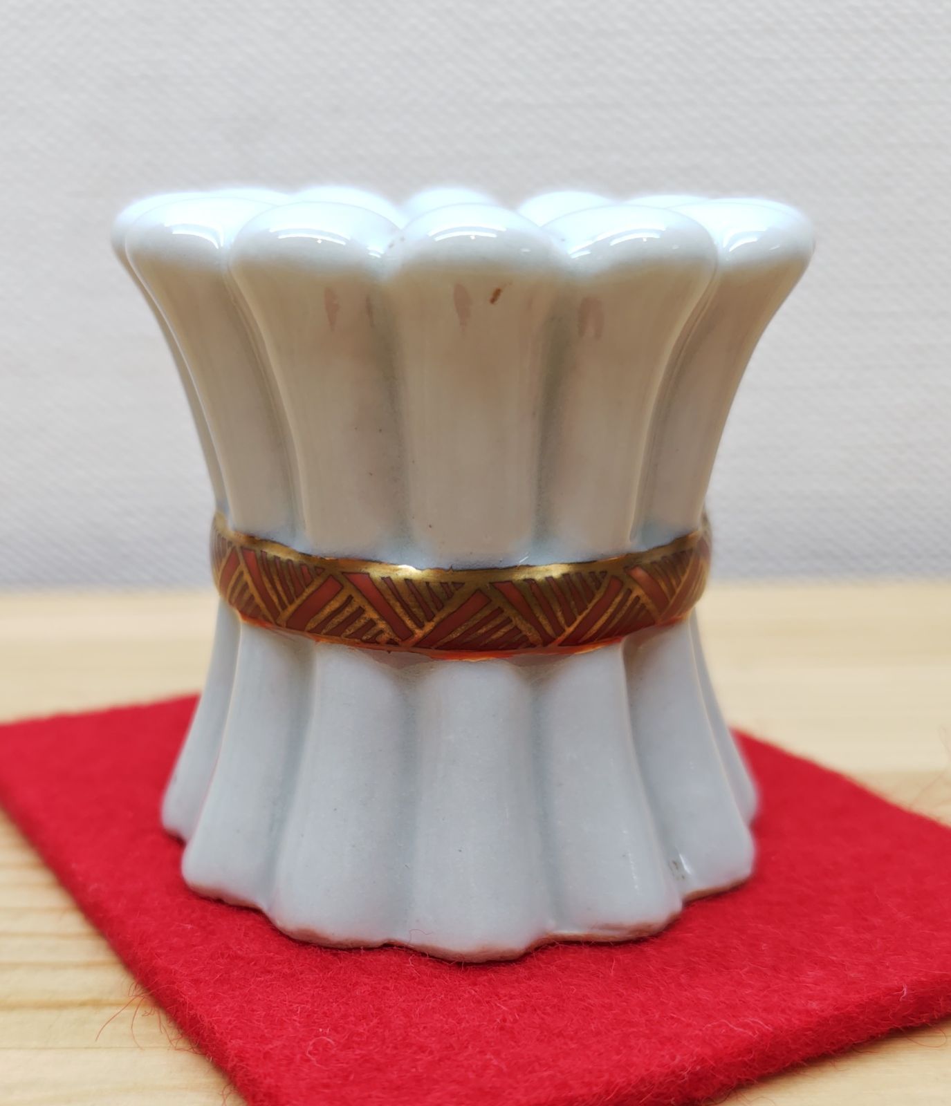 送料込【逢絢亭】茶道具 蓋置 九谷焼 菊の形 矢口永寿 共箱入り 逢絢亭】茶道具 蓋置 九谷焼 菊の形 矢口永寿 共箱入り 作家 九谷焼