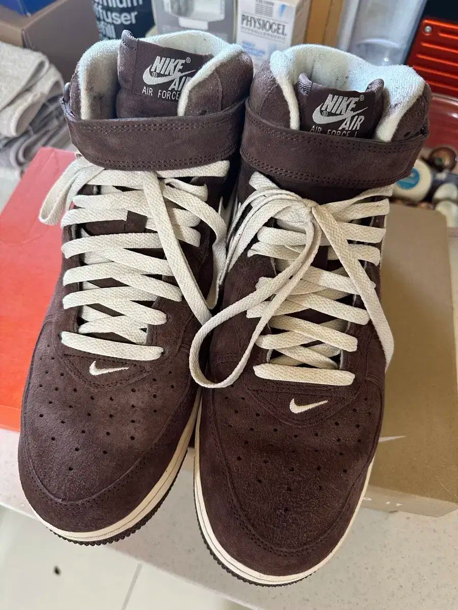 NIKE