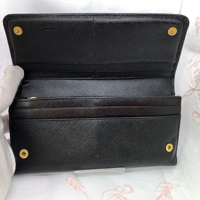 ☆良品☆ PRADA プラダ 長財布 リボン サフィアーノ レザー ブラック 財布 折財布 二つ折り ロゴ金具 ゴールド 金具 フラップ 黒  レディース 人気 ミラノ B-135 - メルカリ