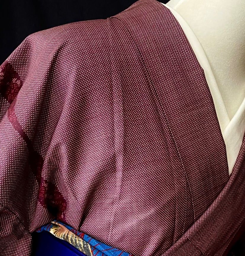 赤紫によろけ縞大島紬〉SALE 仕付け付き未使用 織り出し 泥大島 菊模様  