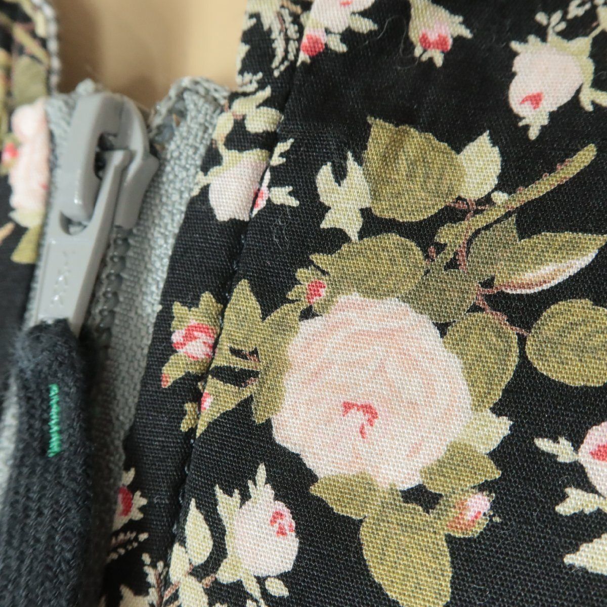 PINK HOUSE - 【美品】ピンクハウス★ジップアップブルゾン 黒系 ゼッケン付き！中綿入りキルティング♪フード付き♪ギンガムチェック♪ローズ柄 z10649s 美品】ピンクハウス☆ジップアップブルゾン 黒系 ゼッケン付き