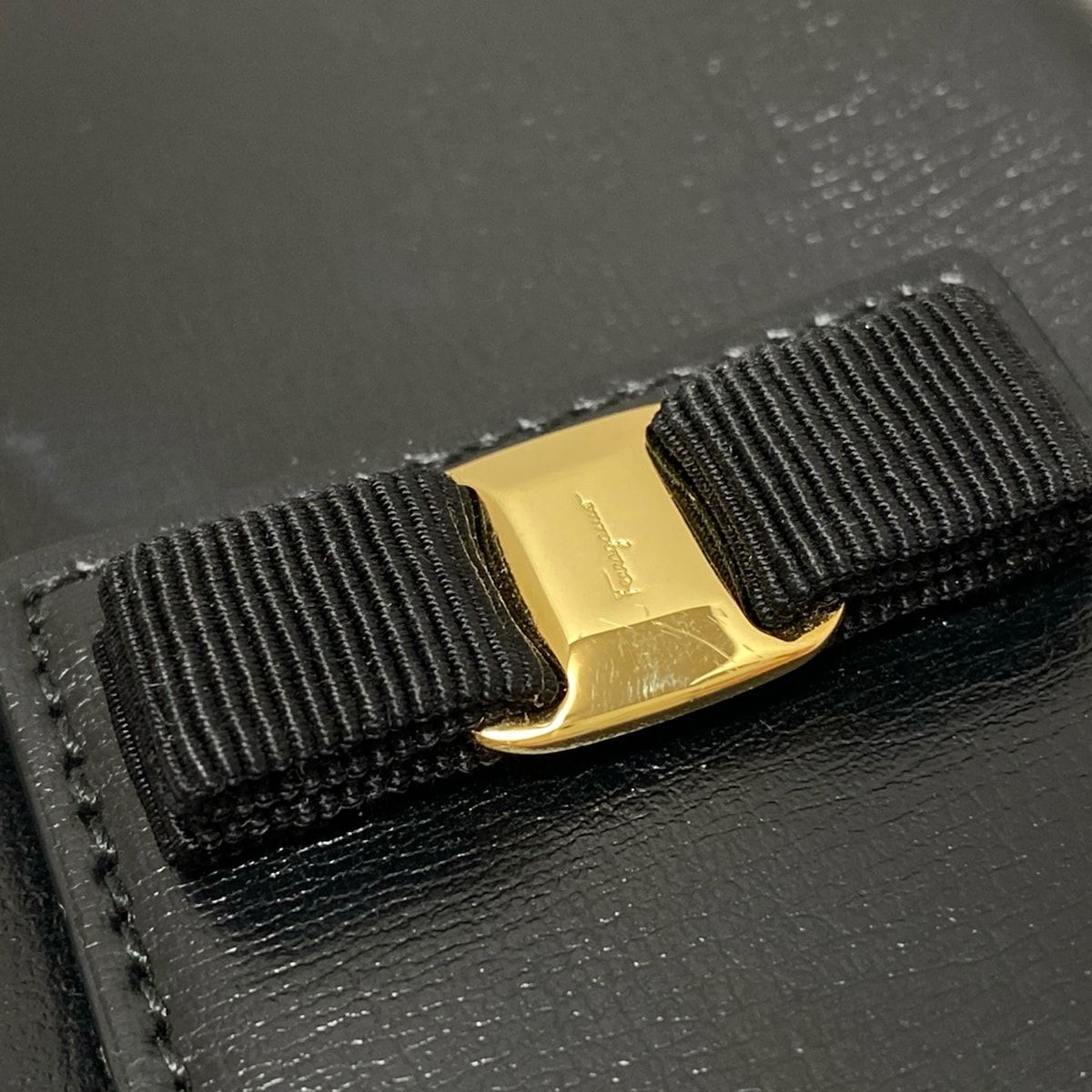 FERRAGAMO SalvatoreFerragamo サルバトーレフェラガモ 携帯電話ケース ヴァラ 黒×ゴールド スマートフォンケース レザー CHRISTIANNAURATH_COM_BR