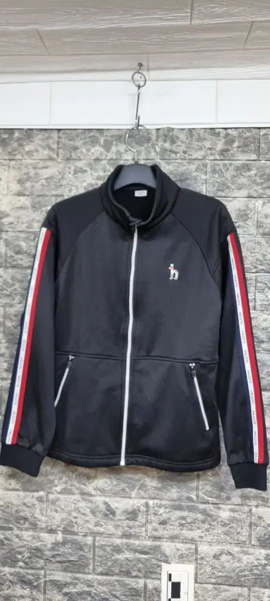 NIKE アディダス