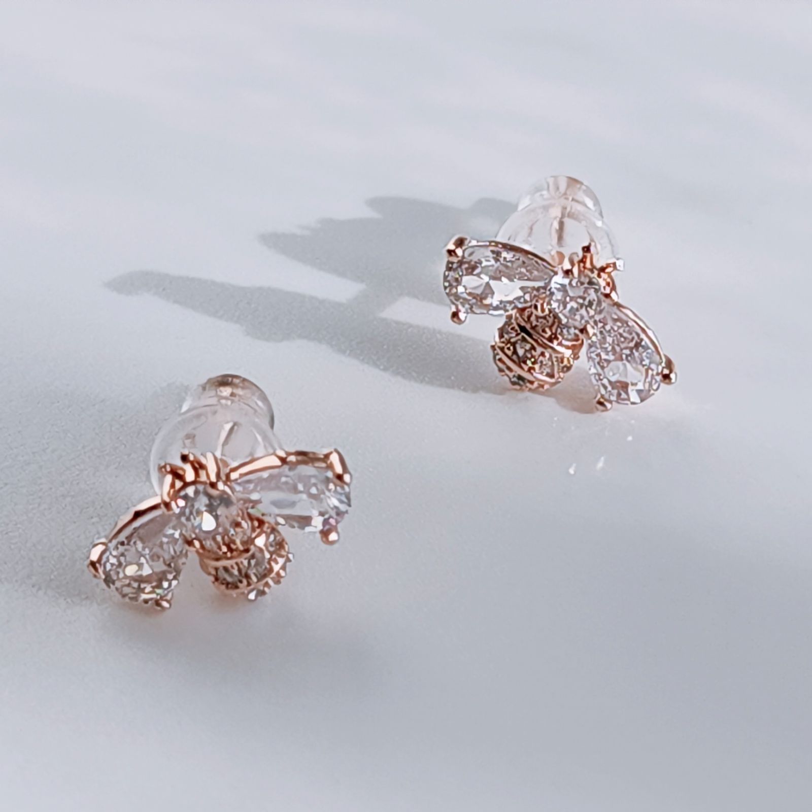残りわずか！ 蜂 スワロフスキー 小粒 ビー ピアス 【Gold & PinkGold