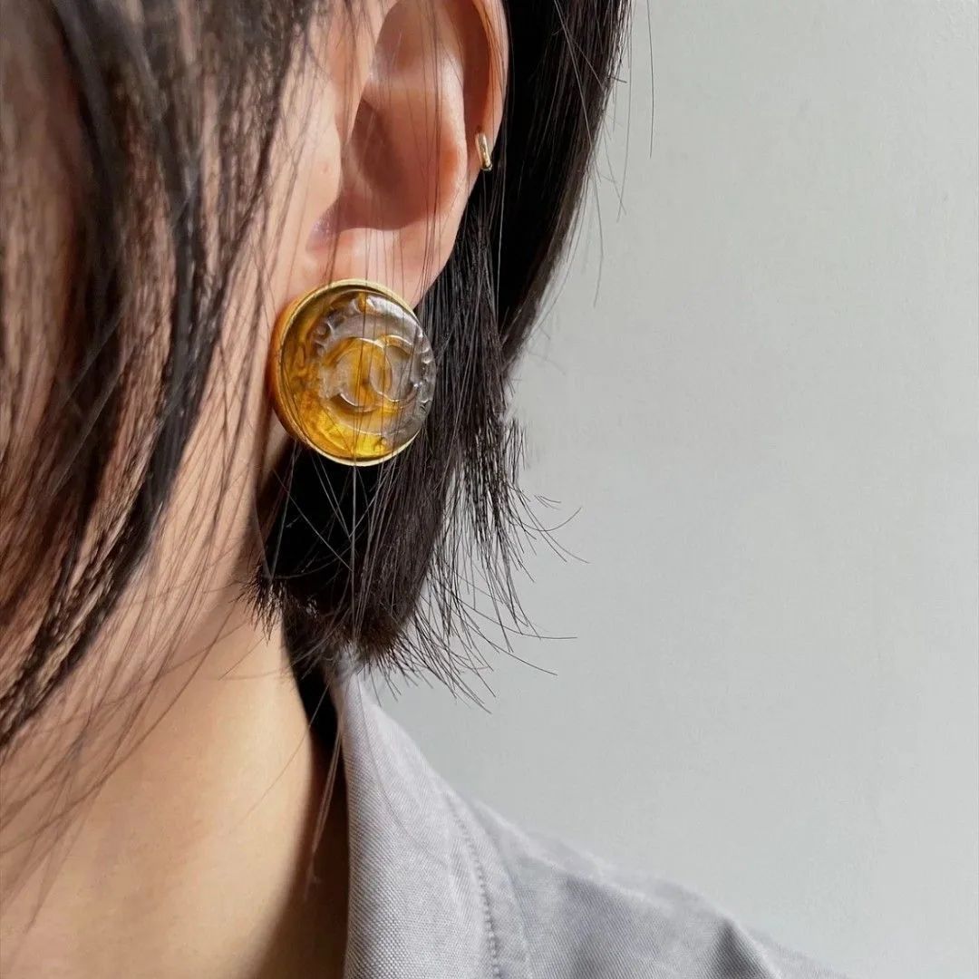 CHANEL】 最終値下げ シャネル 最新 茶色クリスタル レタリング ピアス  