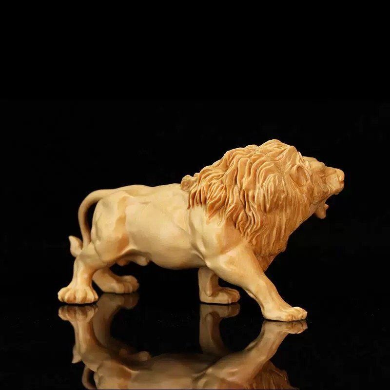 木製獅子の彫刻 赤と金 約30cm