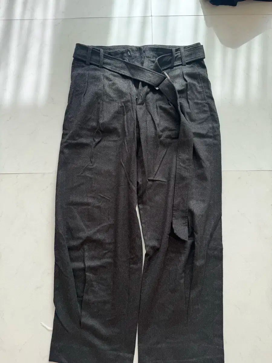ユース ベルト付き ツータック ウールパンツ Moon サイズ