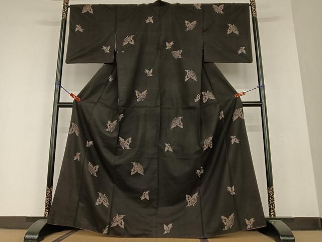 平和屋着物○本場大島紬 泥染め 9マルキ 地空 舞蝶文 正絹 逸品  