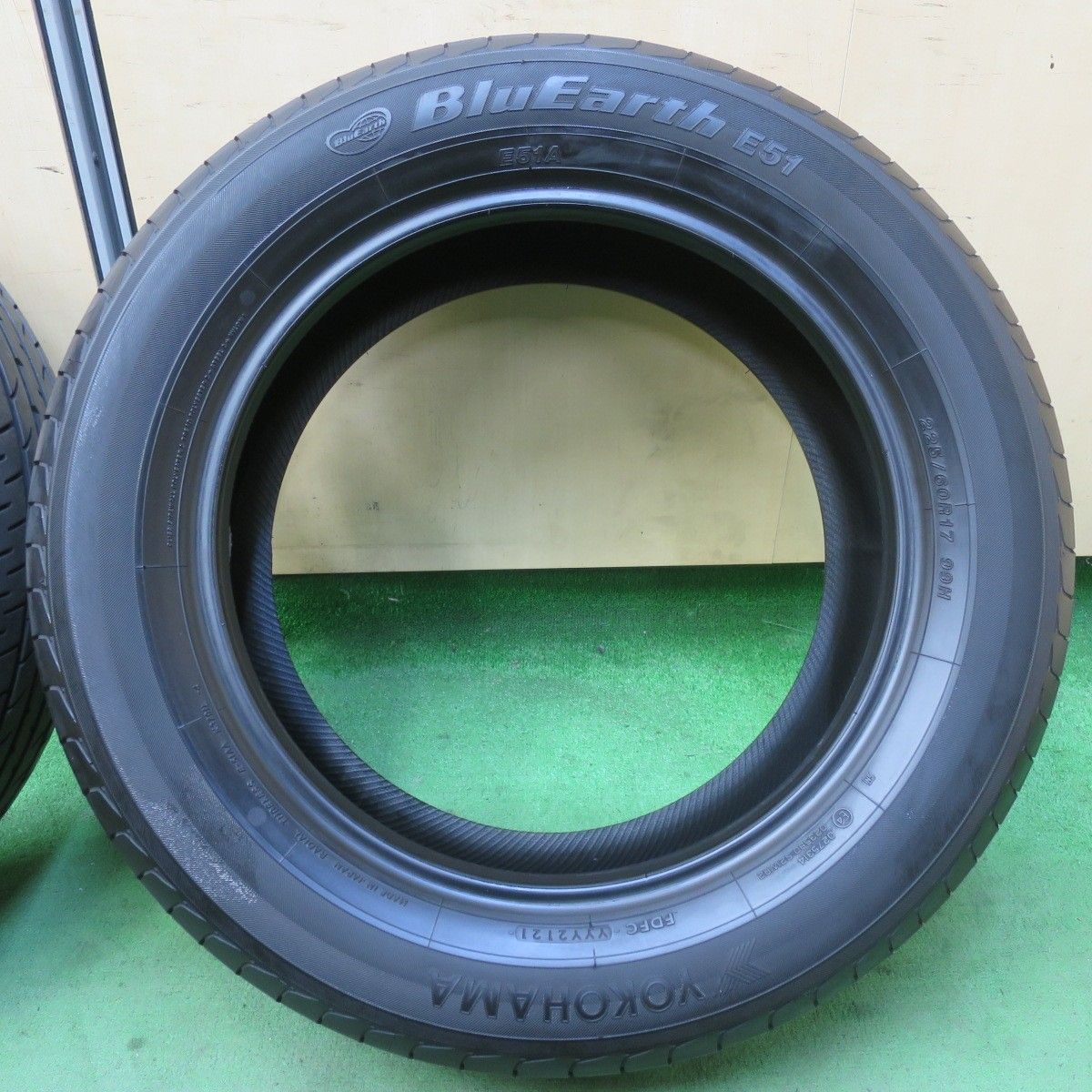 車 バリ溝！21年！9.5分以上☆225/60R17 ヨコハマ ブルーアース E51 E51A