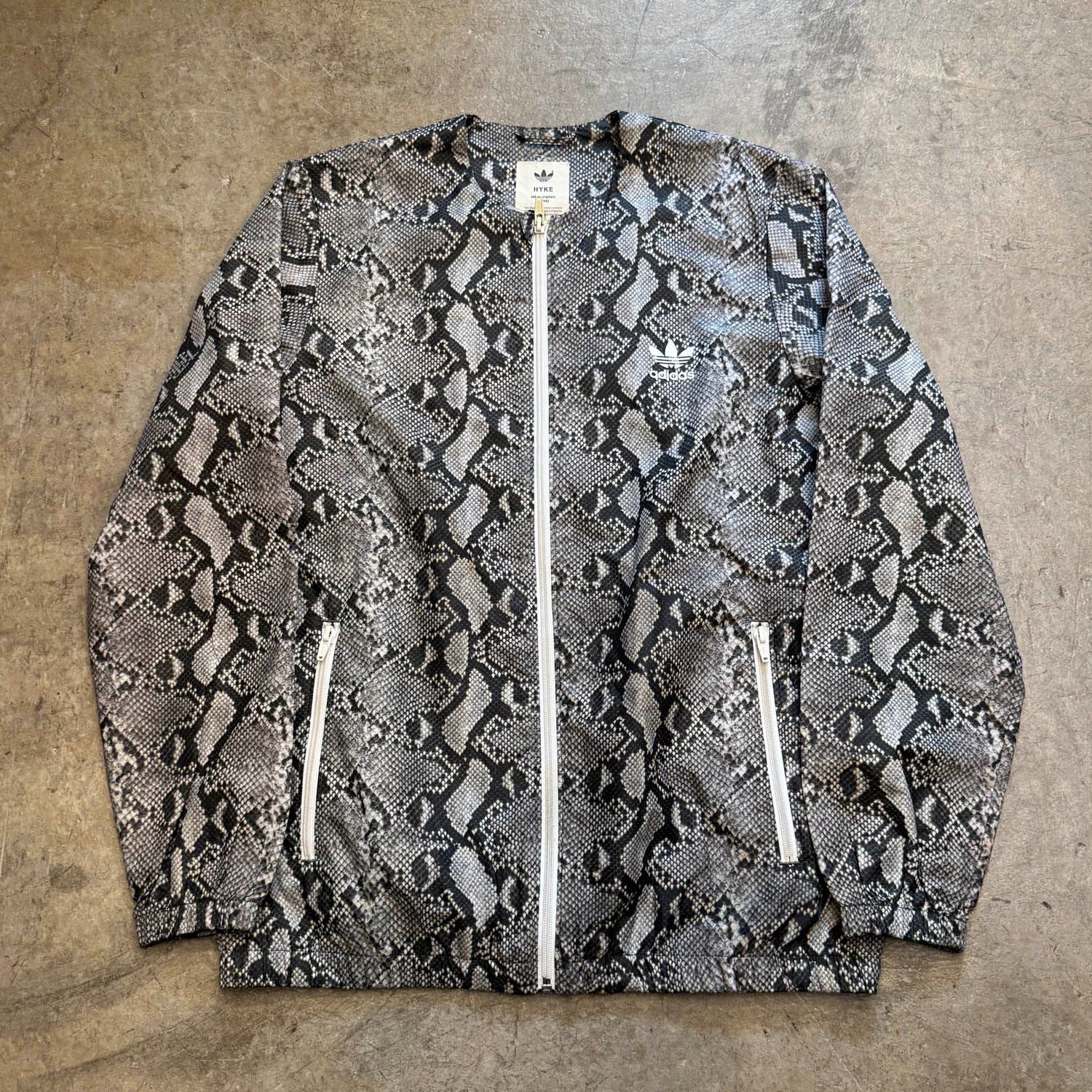 ハイク　アディダス　ブルゾン　パイソン HYKE × adidas (ハイク × アディダス) パイソン ノーカラー ジャケット