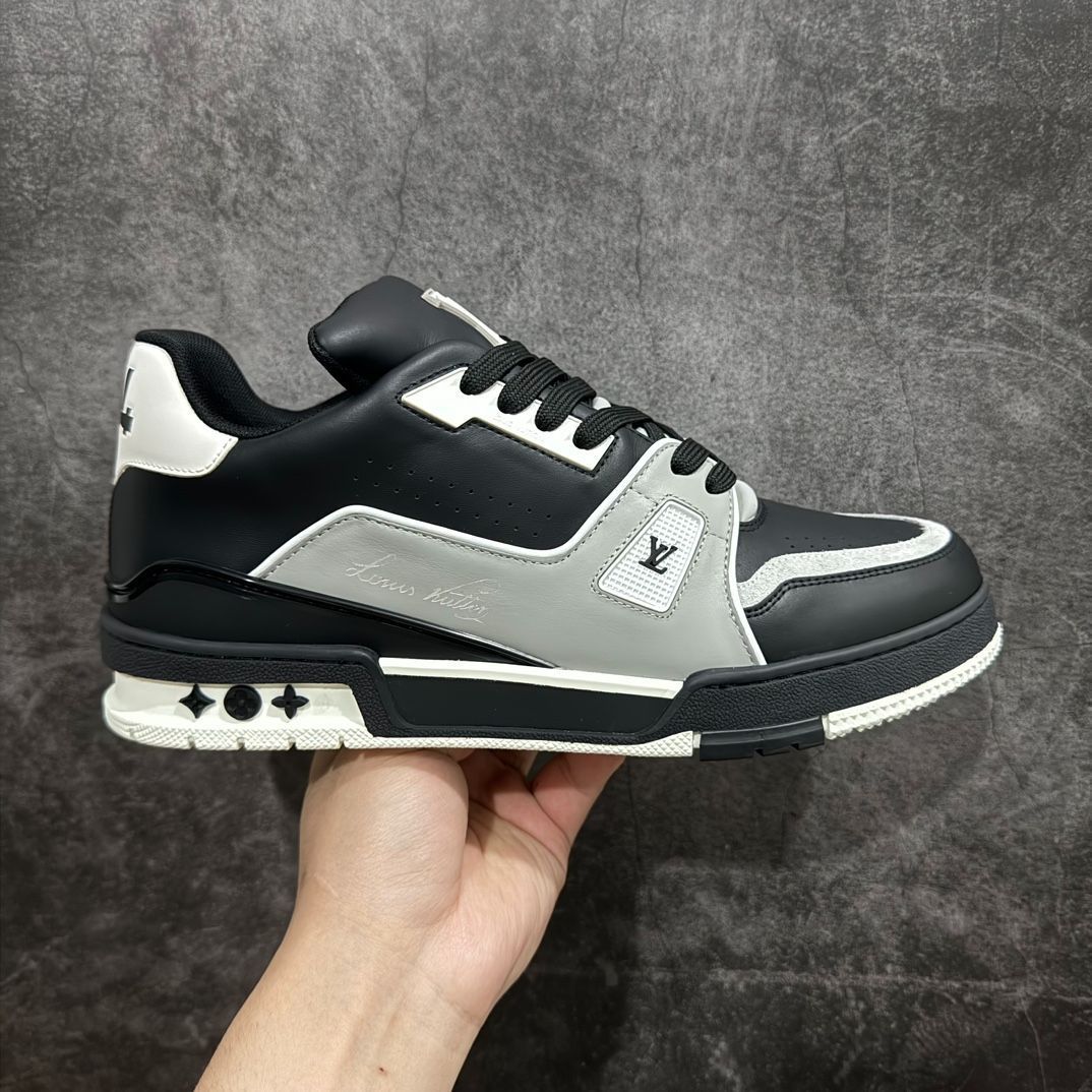 Louis Vuitton trainer 黒のロートップのファッショナブルなカジュアル シューズ