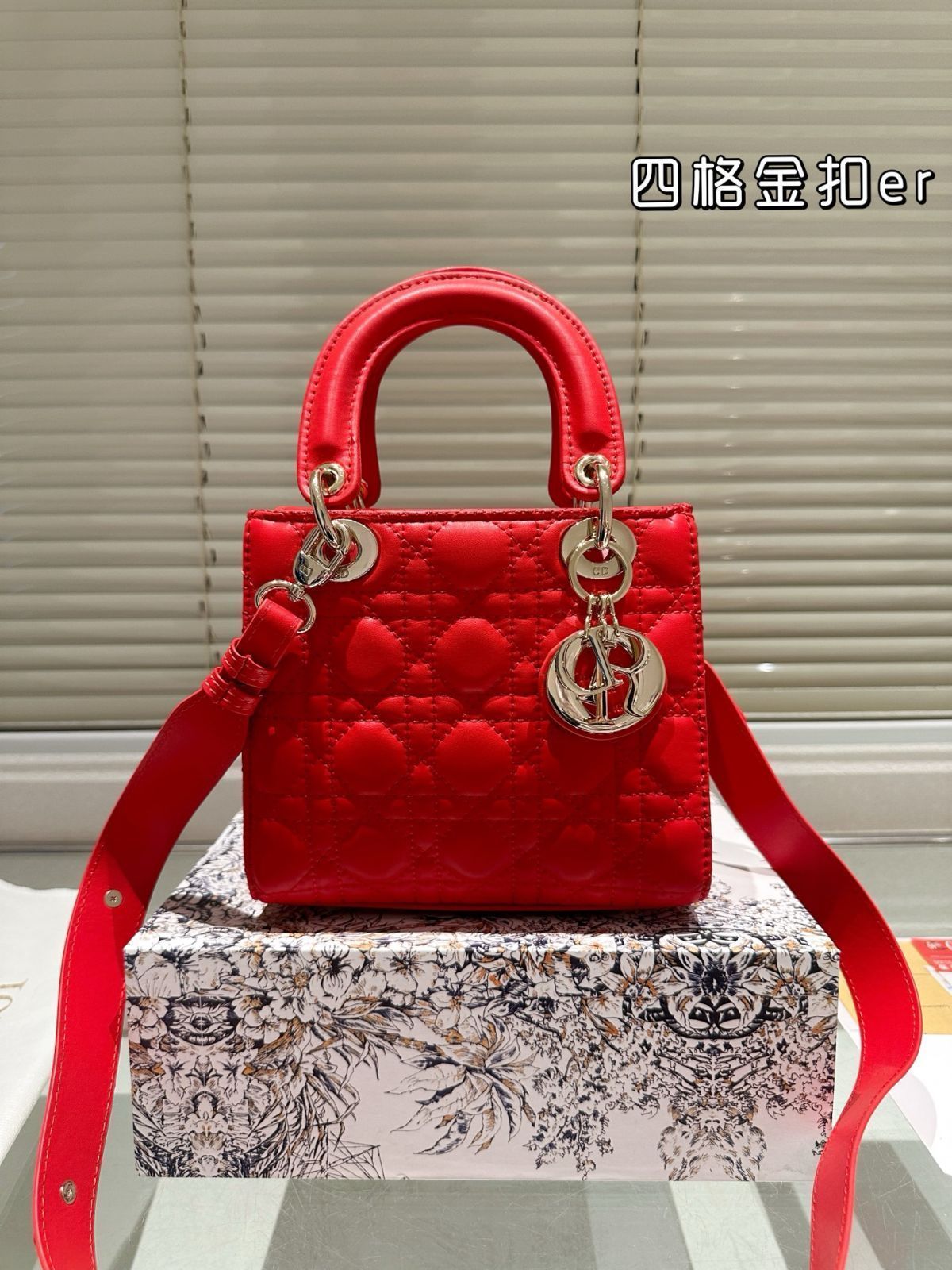 今日特価】Dior Lady Dior Lambskin Bag with Foldable Gift Box