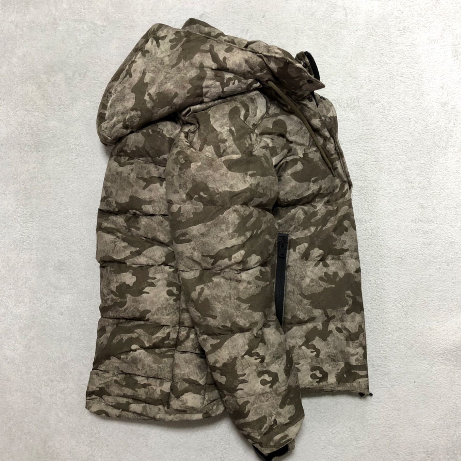 TATRAS ダウンジャケット R-LINE カモフラ 裏地ロゴ モノグラム フード