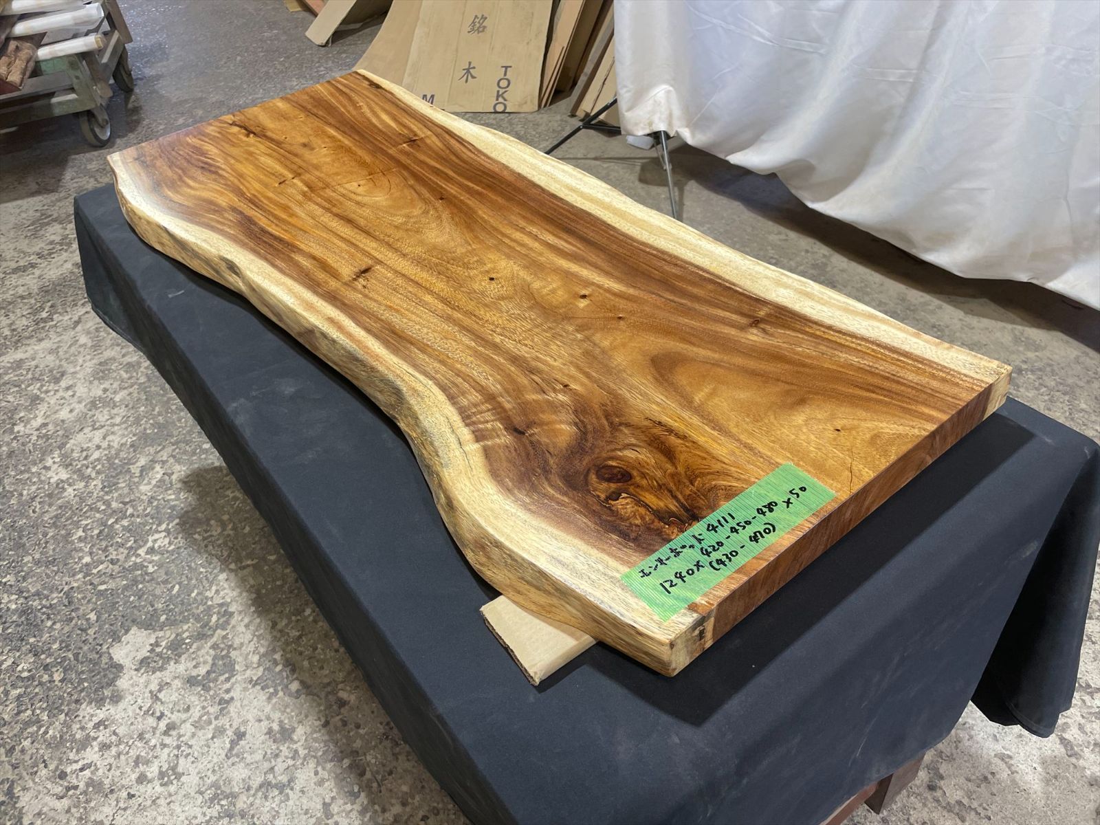 モンキーポッド4111　一枚板無垢 乾燥材　1240ｘ420-450-480ｘ50mm カウンター　センターテーブル　ダイニングテーブル
