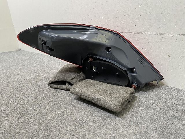 新品!Cクラス W205 純正 右 テールランプ/ライト/レンズ LED
