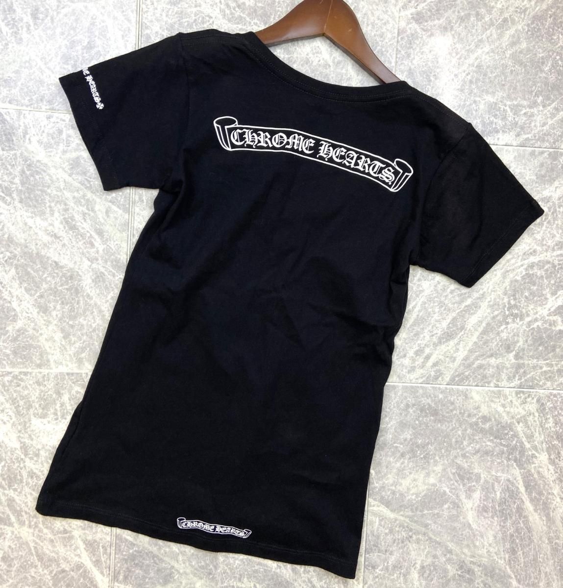 入手困難◆送料込♪【CHROME HEARTS】スクロールロゴ Tシャツ 入手困難☆希少モデル クロムハーツ スクロールロゴTシャツ 半袖