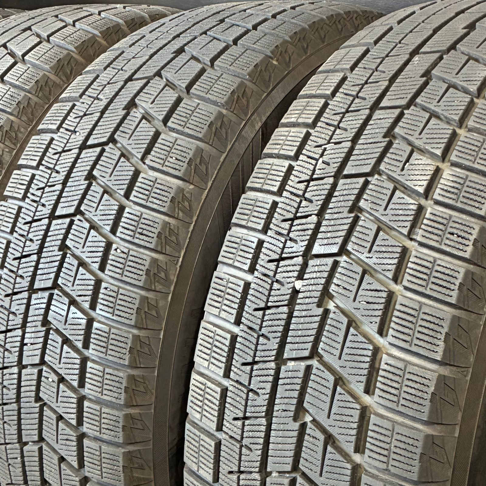 22年製 バリ山 ヨコハマiceGUARD iG60 【 215/55R17 4本