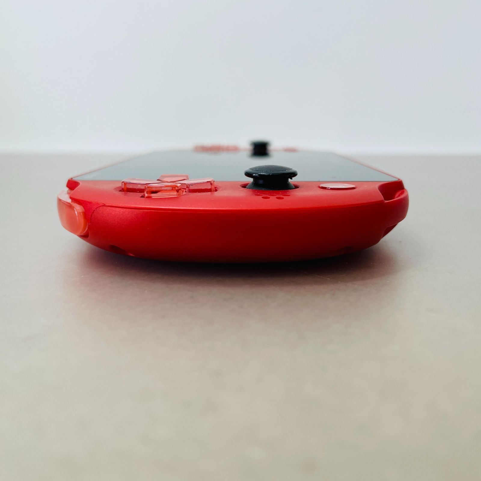 SONY PS Vita 赤色 Amazon.com: Sony PlayStation Vita 2000 Wi-Fi Metallic Red (Japan