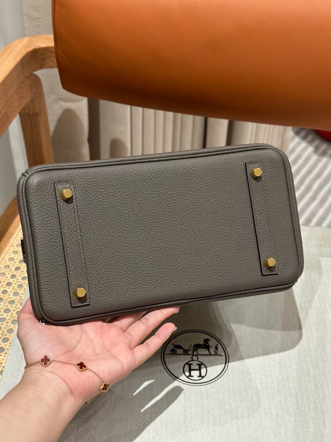 ピューターグレーゴールドバックル付きレディースハンドバッグ｜ ｜