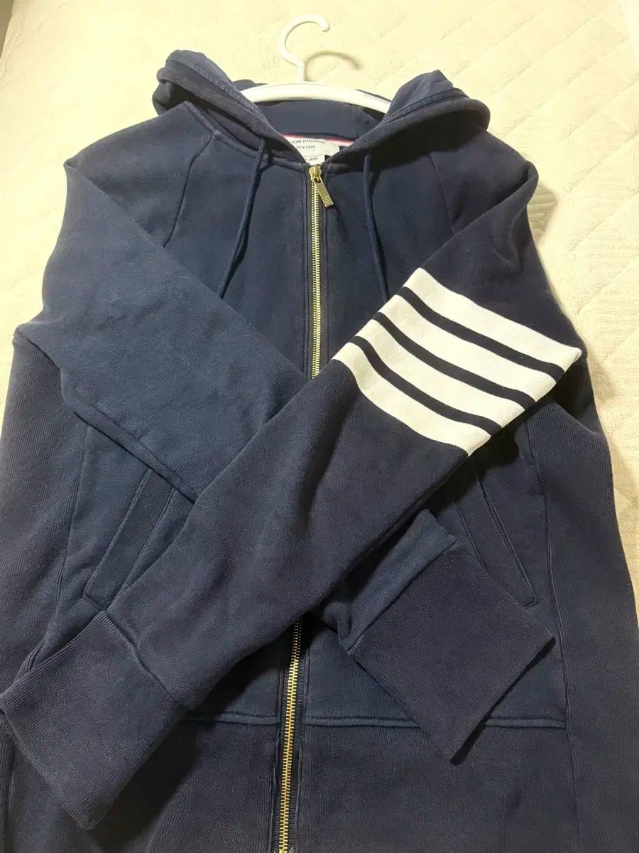正規品 Thom Browne トム ブラウン 4 バー ジップアップパーカー フード付き サイズ