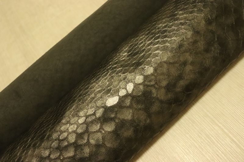 ブラックシルバー 112ds クロム革 牛革 イタリア レザー スネークプリント はぎれ 一枚革 レザークラフト 革 皮 本革 diy 生地 材料