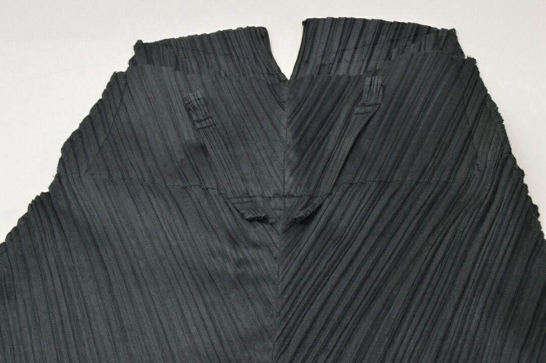 美品イッセイミヤケme 縮絨プリーツ サルエルパンツ ブラック プリーツプリーズ イッセイミヤケ PLEATS PLEASE ISSEY MIYAKE