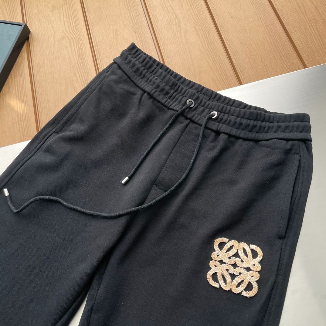 LOEWE 黒 レザー風パンツ ロゴ刺繍　並行輸入 LOWEW ?? ロエベ の新モデルのロゴ刺繍入り 男性用セーター
