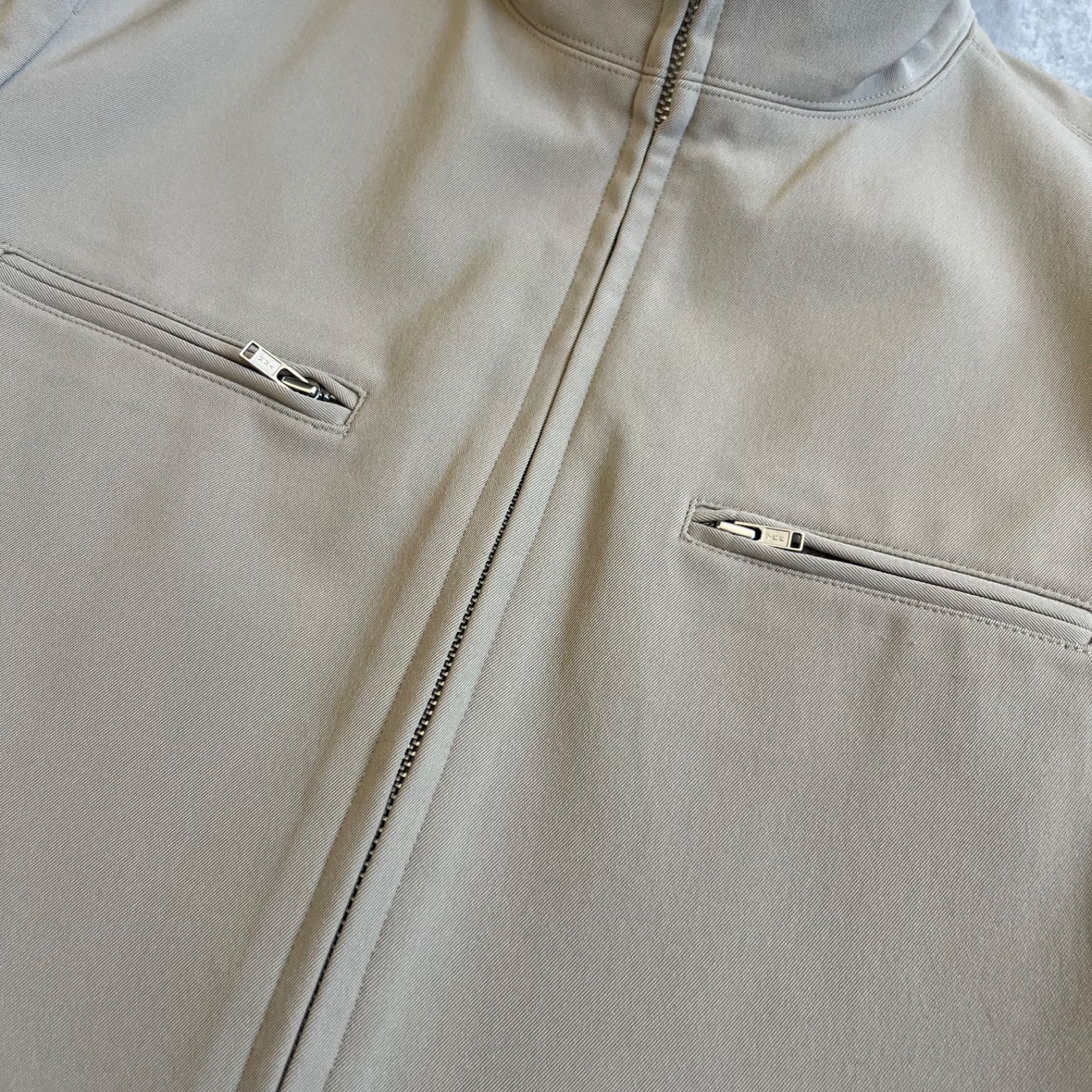 【挑戦中】 ISSEY MIYAKE イッセイミヤケ 銀タグ ナイロン×レーヨン ジップアップ スタンド ジャケット ストレッチ ベージュ IM23FD078 2サイズ 海外ファッション通販。