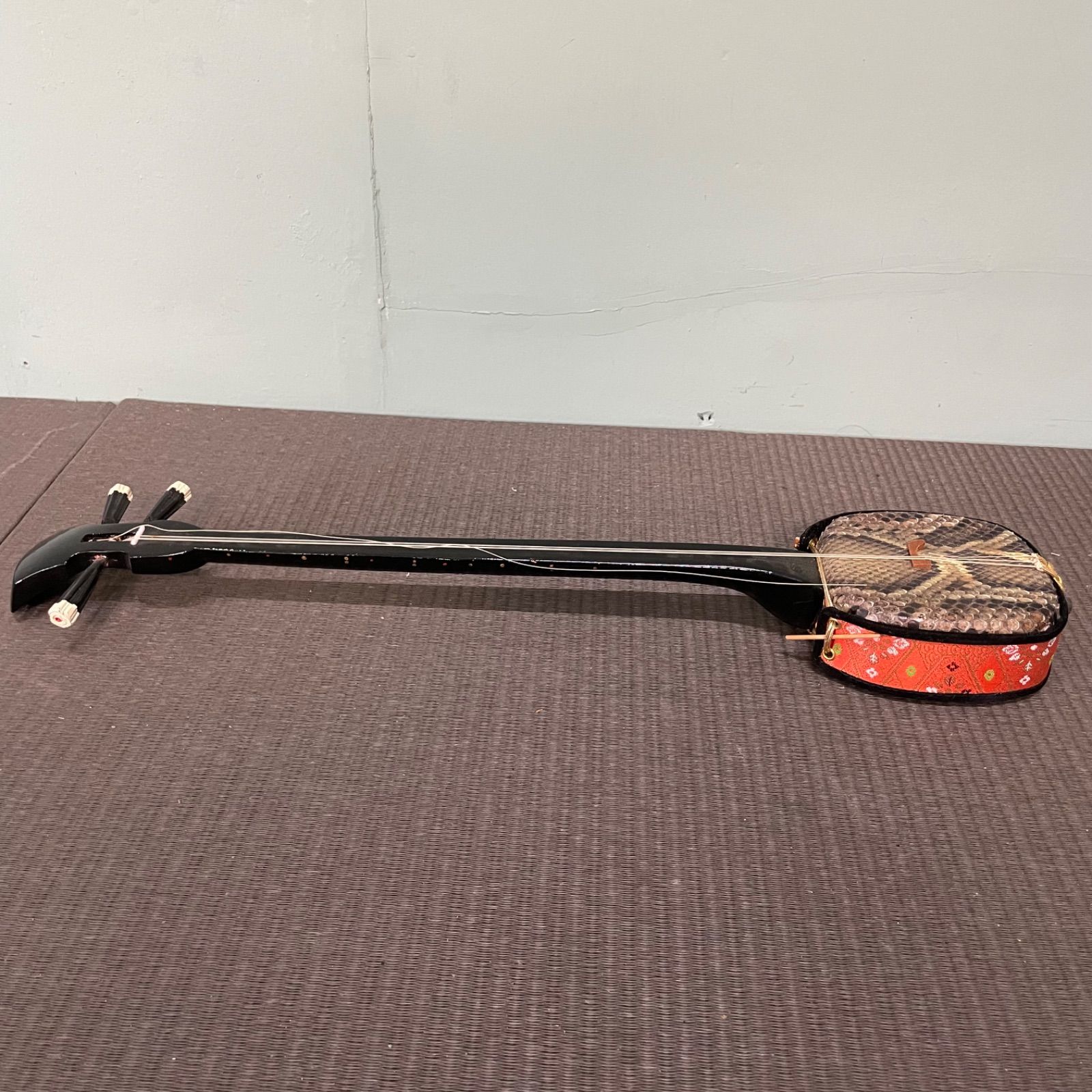 ♭ 沖縄三線 蛇皮線 本皮 蛇皮 三味線 本蛇皮 民族楽器 - メルカリ