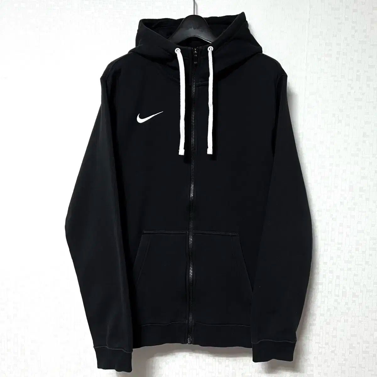 L 100 Nike(ナイキ） トレーナー フード付き ジップアップパーカー 黒