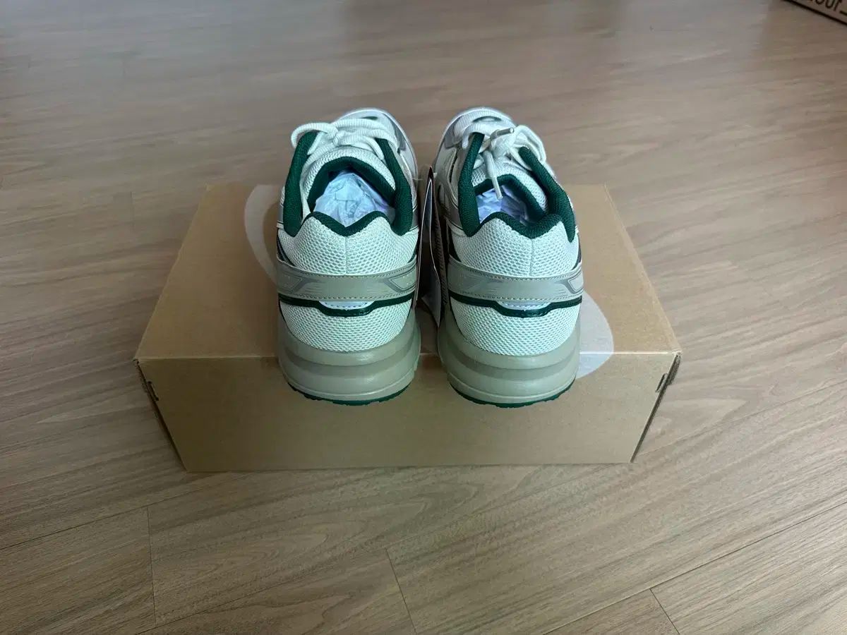  285 アシックス ジョグ 100 S ペイル オーク ピュア シルバー - D スニーカー 靴