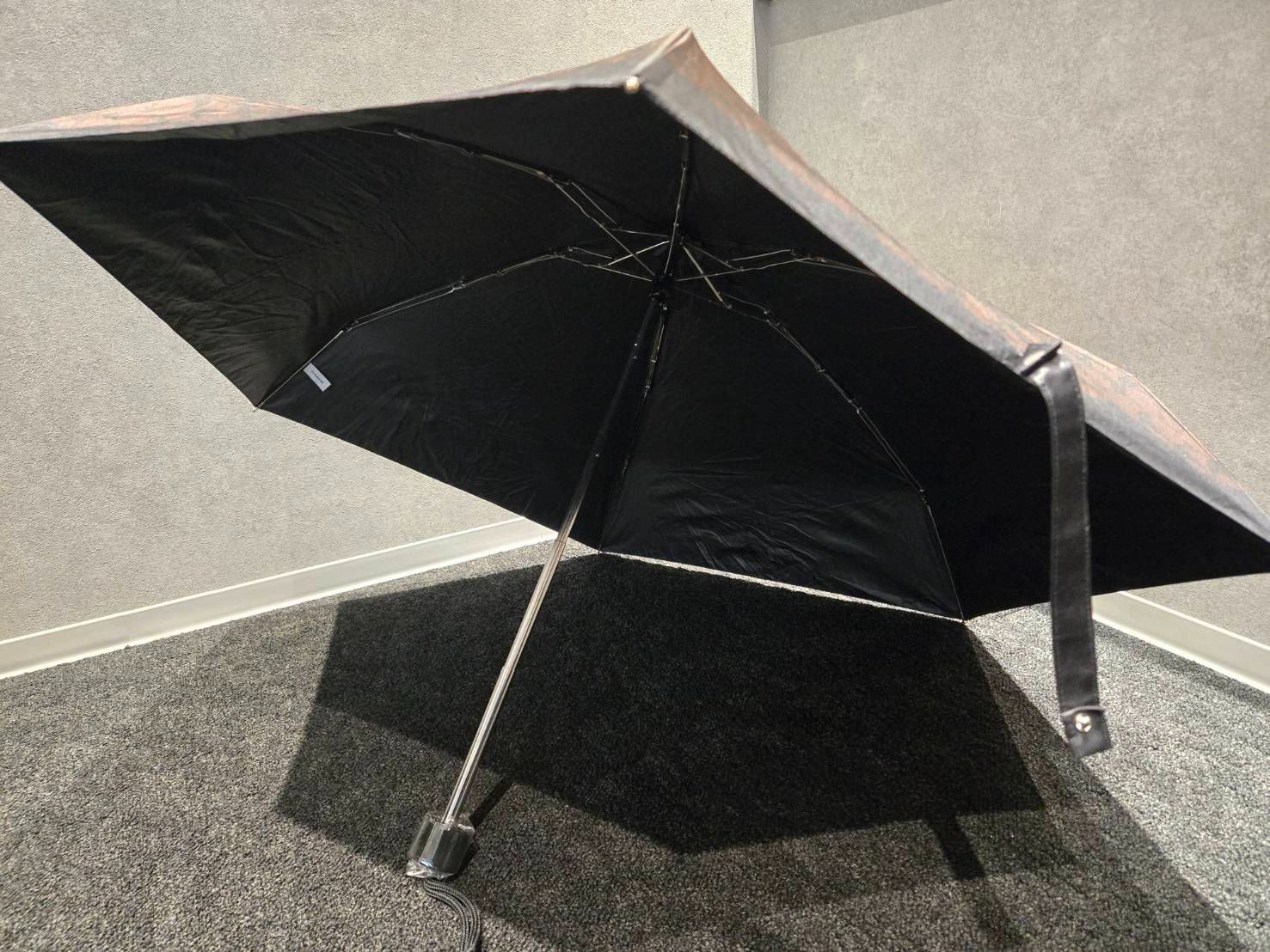 未使用品　超希少　コーチ　雨傘　折りたたみ　シグネチャー　ブラウン　花柄　傘袋 未使用品 超希少 コーチ 雨傘 折りたたみ シグネチャー ブラウン 花柄